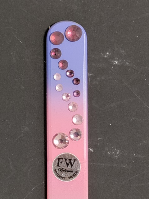 Glazen Nagelvijl met Roze en Paarse Swarovski op Paars/Roze Achtergrond