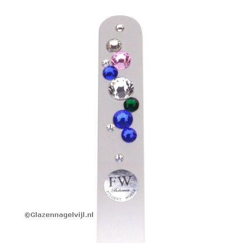 Nagelvijl met blauw/groen/roze en transparante stenen op een witte achtergrond