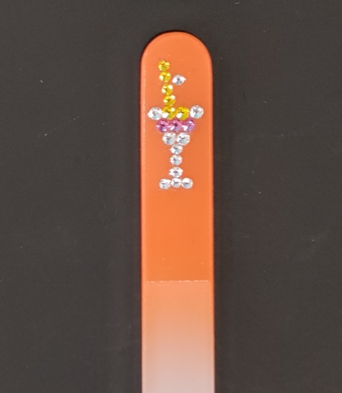 Nagelvijl met Swarovski cocktailglas op een oranje achtergrond