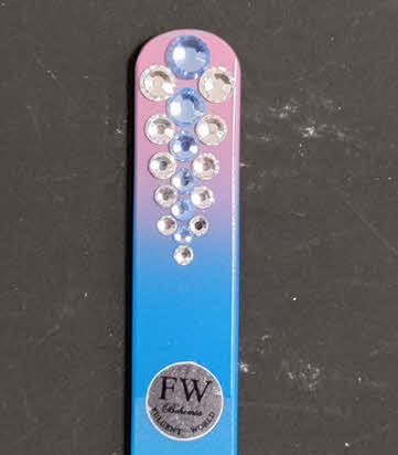 Glazen Nagelvijl met Transparante en donkerblauwe Swarovski op Roze/Blauwe Achtergrond