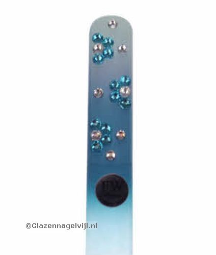 Nagelvijl met blauwe en transparante stenen op een wit naar blauw overlopende achtergrond