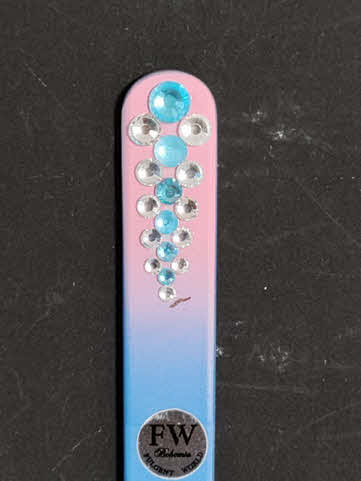 Glazen Nagelvijl met Transparante en Blauwe Swarovski op Roze/Blauwe Achtergrond