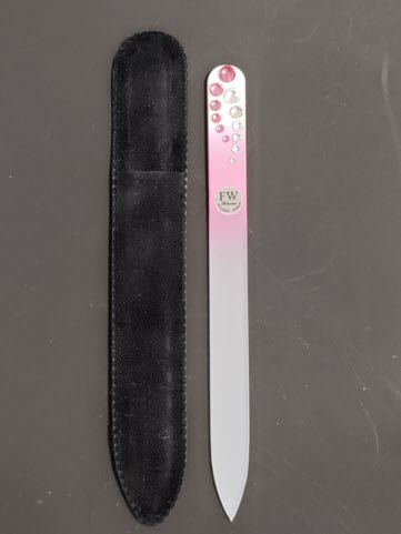 Glazen Nagelvijl met Roze en Transparante Swarovski op Wit/Roze Achtergrond