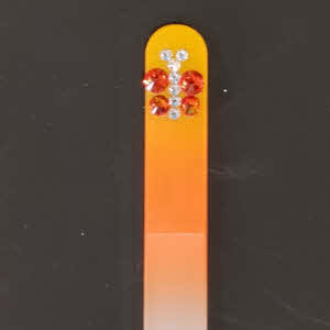 Nagelvijl met Swarovski vlinder op een oranje achtergrond
