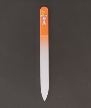 Nagelvijl met Swarovski cocktailglas op een oranje achtergrond